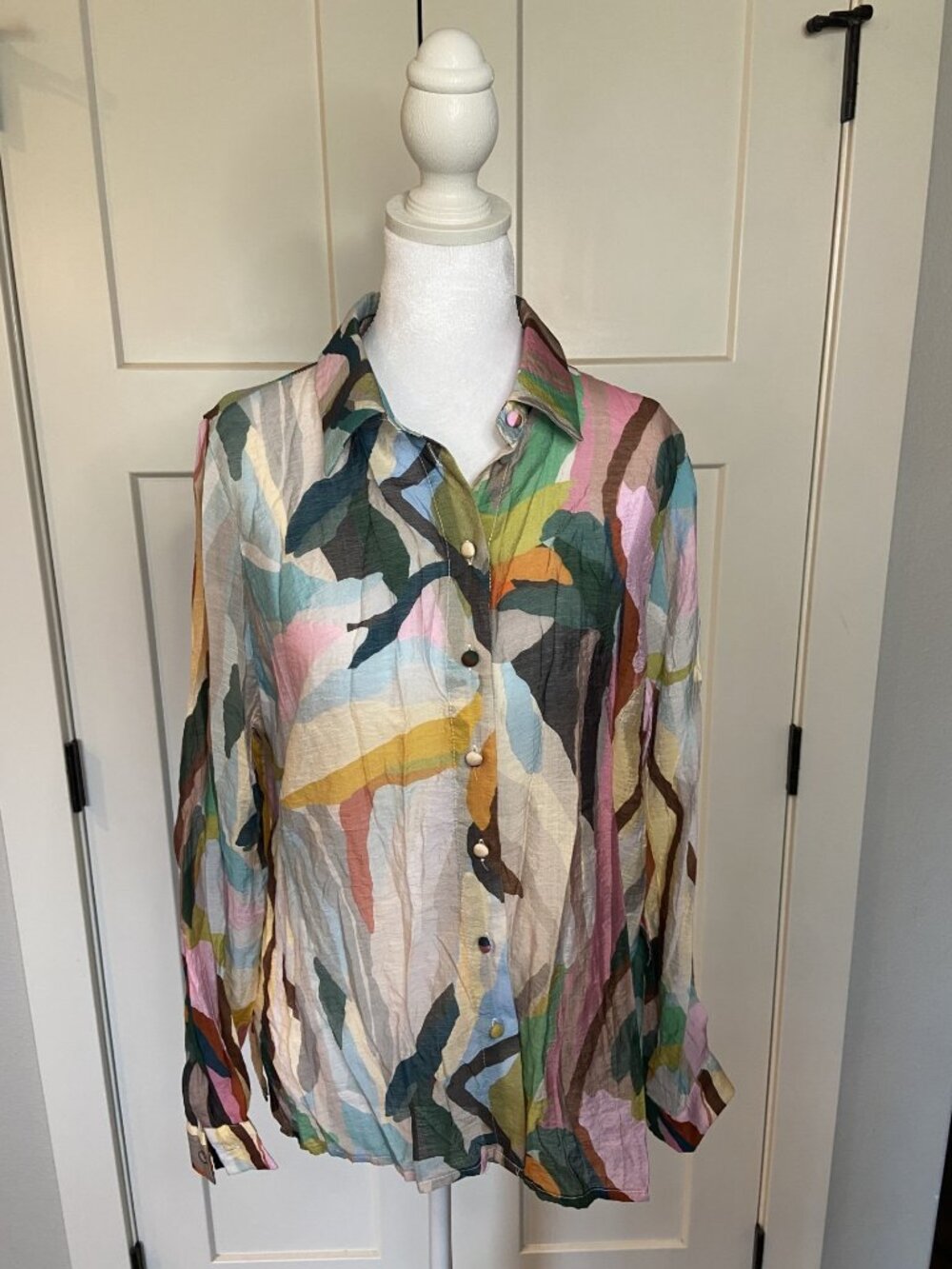 NWT Easy Clothes Abstract Print Button Front Blouse Size M Colorful Lightweight